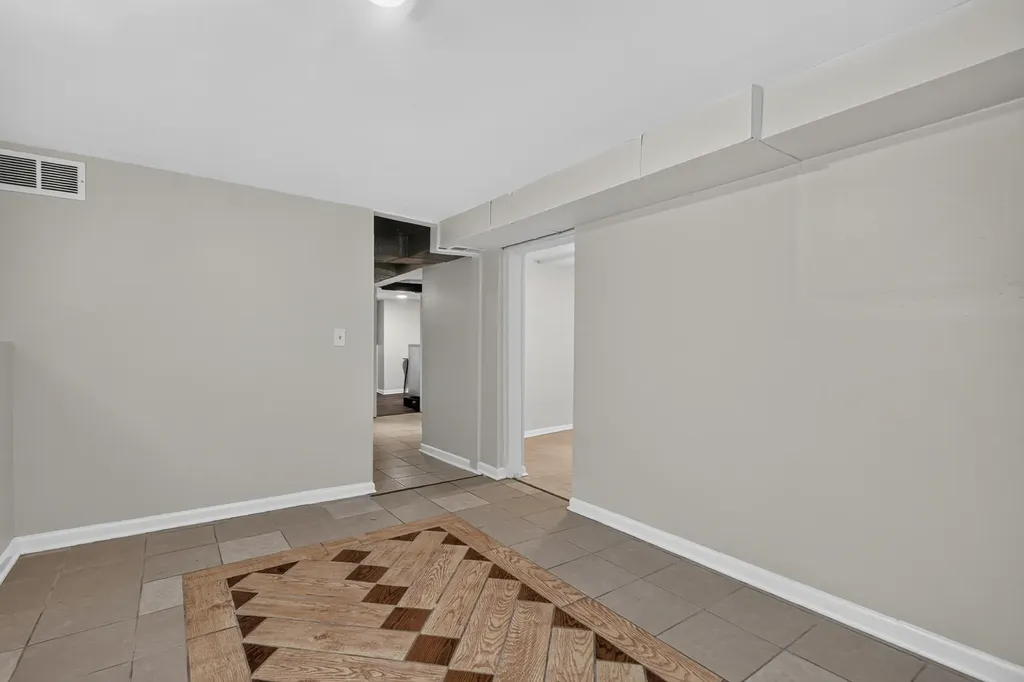 5107 West Berenice Avenue Chicago IL 60641
