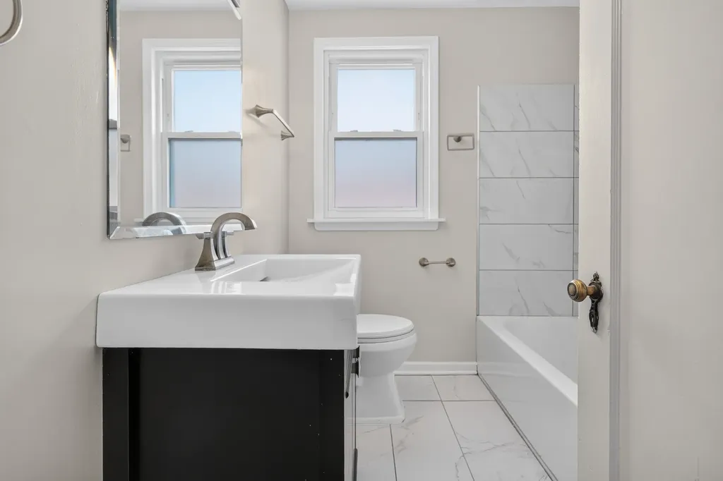 5107 West Berenice Avenue Chicago IL 60641