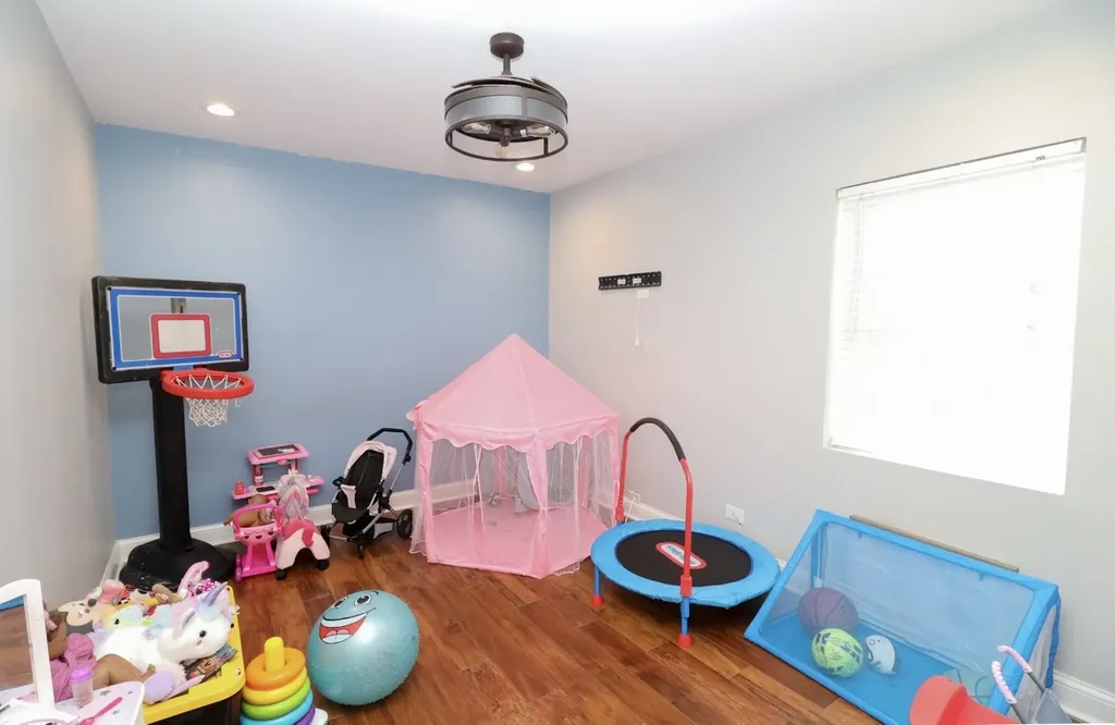2922 North New England Avenue Chicago IL 60634