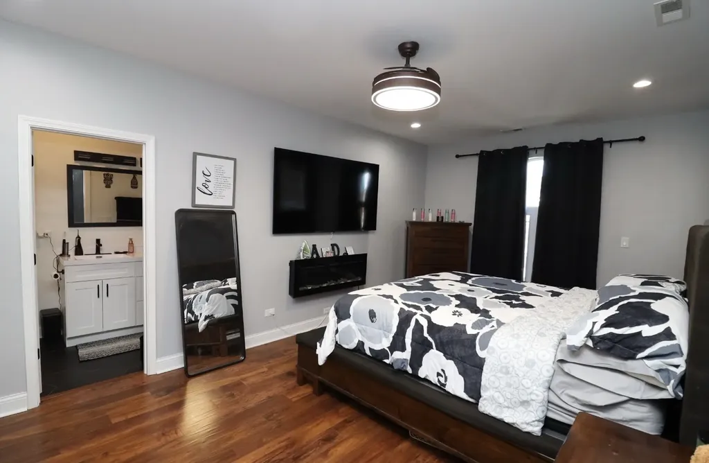 2922 North New England Avenue Chicago IL 60634