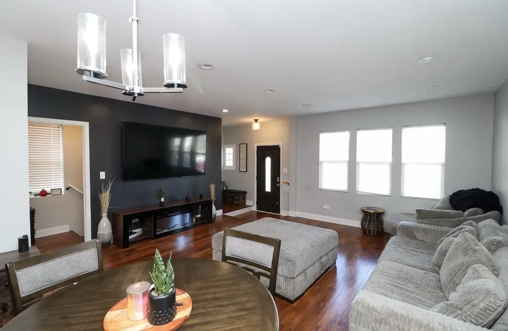 2922 North New England Avenue Chicago IL 60634