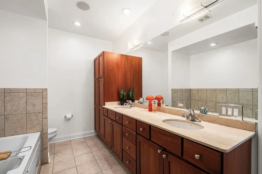1056 West Lawrence Avenue Chicago IL 60640