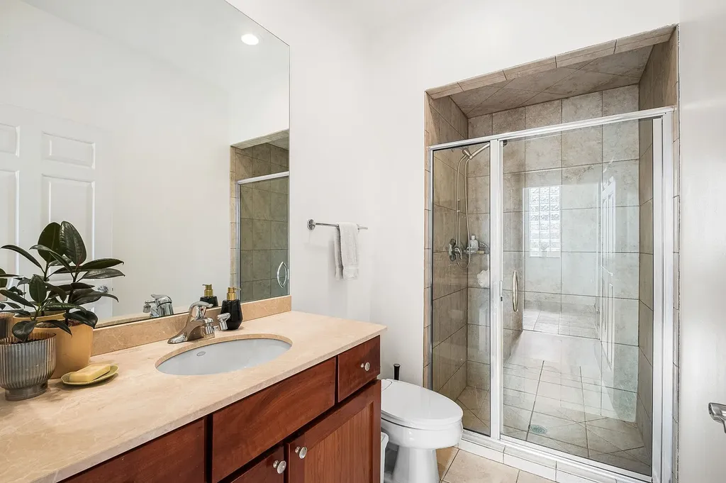 1056 West Lawrence Avenue Chicago IL 60640