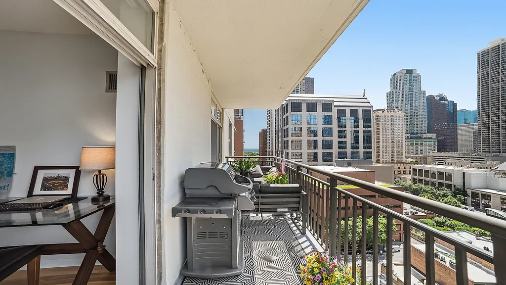 21 West Chestnut Street Chicago IL 60611