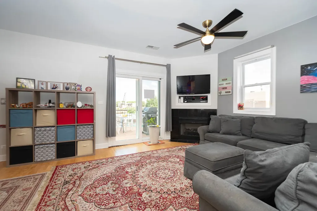 6051 North Mozart Street Chicago IL 60659