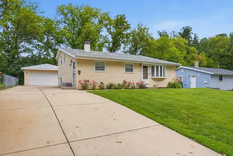 168 Sioux Avenue Carpentersville IL 60110