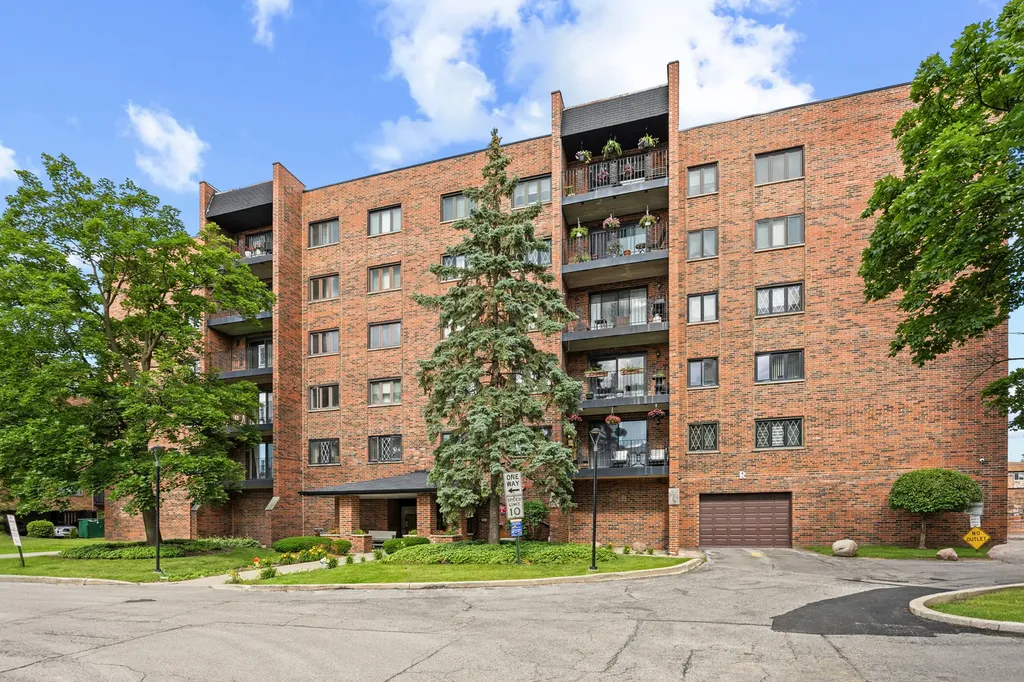 9346 Landings Lane Des Plaines IL 60016