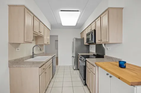 9346 Landings Lane Des Plaines IL 60016