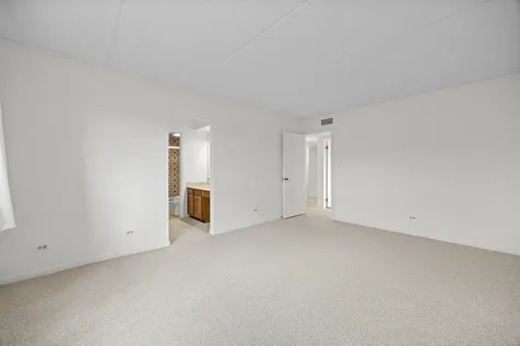 9346 Landings Lane Des Plaines IL 60016