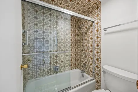 9346 Landings Lane Des Plaines IL 60016