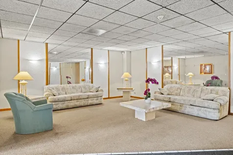 9346 Landings Lane Des Plaines IL 60016
