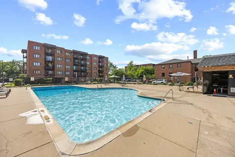 9346 Landings Lane Des Plaines IL 60016
