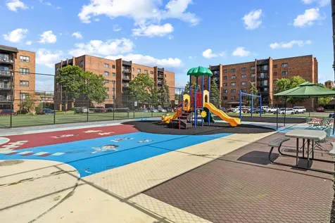9346 Landings Lane Des Plaines IL 60016