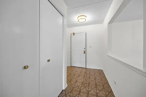 9346 Landings Lane Des Plaines IL 60016