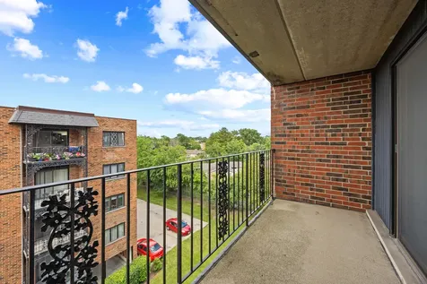 9346 Landings Lane Des Plaines IL 60016