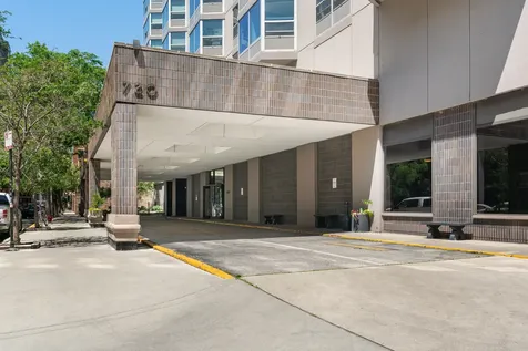 720 West Gordon Terrace Chicago IL 60613