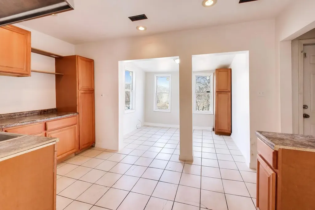 6853 South Perry Avenue Chicago IL 60621