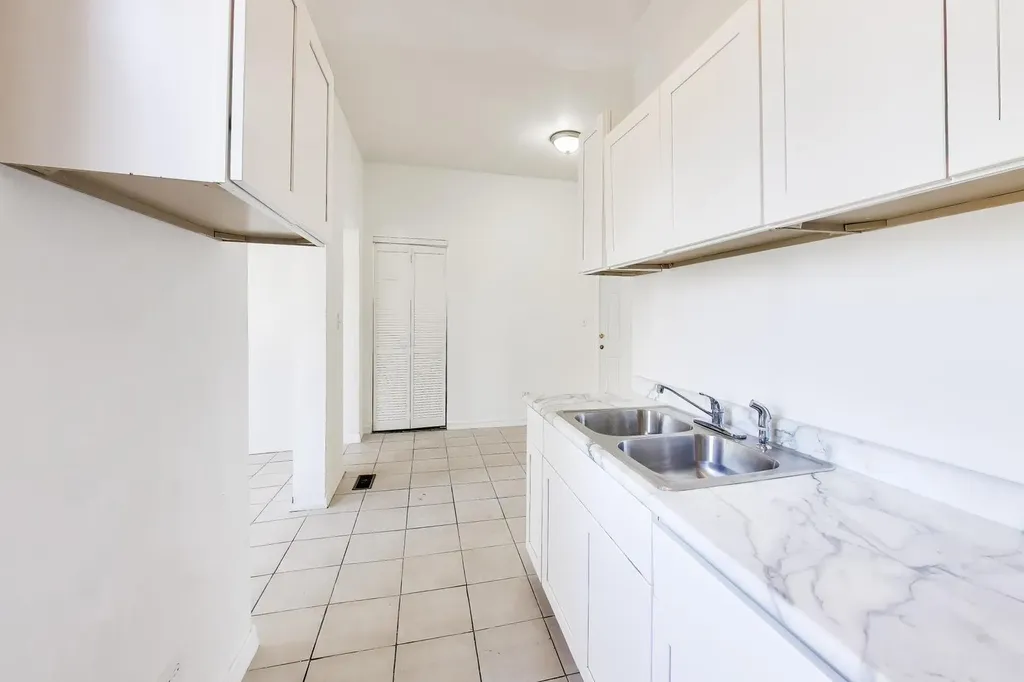 6853 South Perry Avenue Chicago IL 60621
