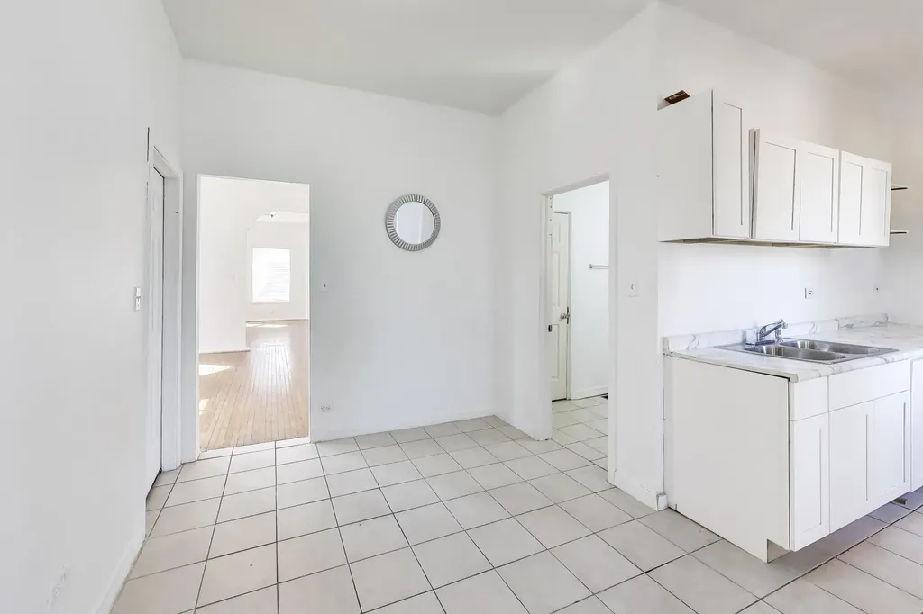 6853 South Perry Avenue Chicago IL 60621