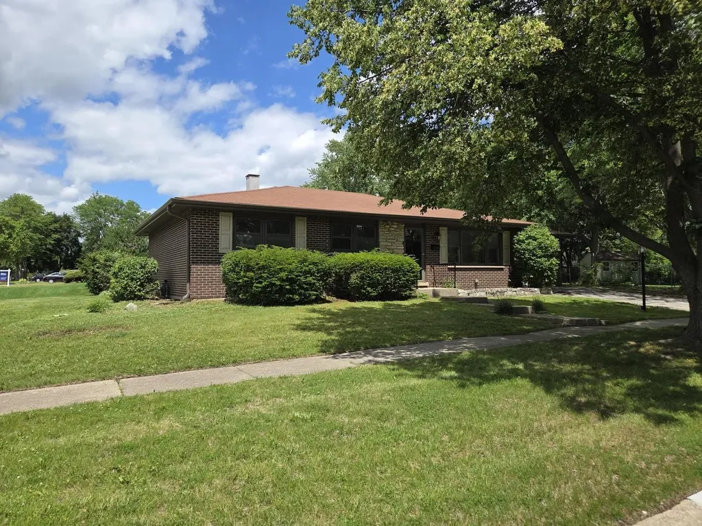 668 Lee Drive Crystal Lake IL 60014