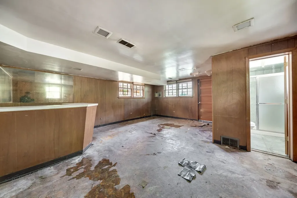 2558 East 93rd Street Chicago IL 60617