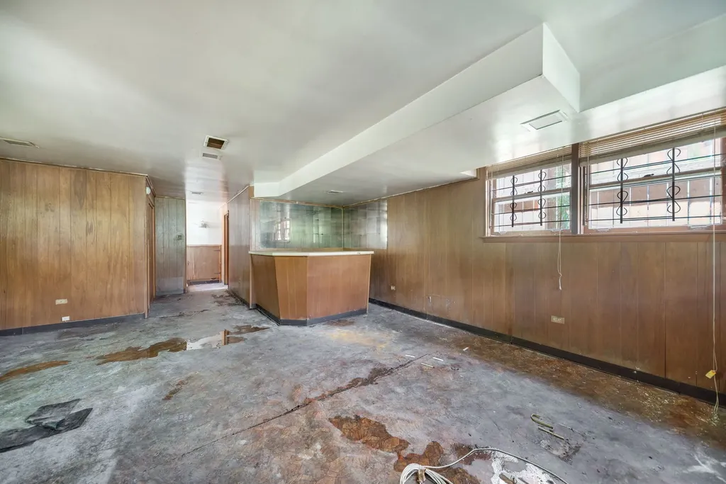 2558 East 93rd Street Chicago IL 60617