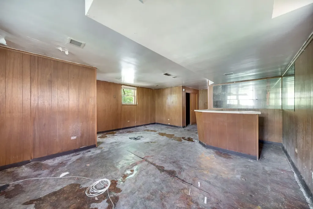2558 East 93rd Street Chicago IL 60617