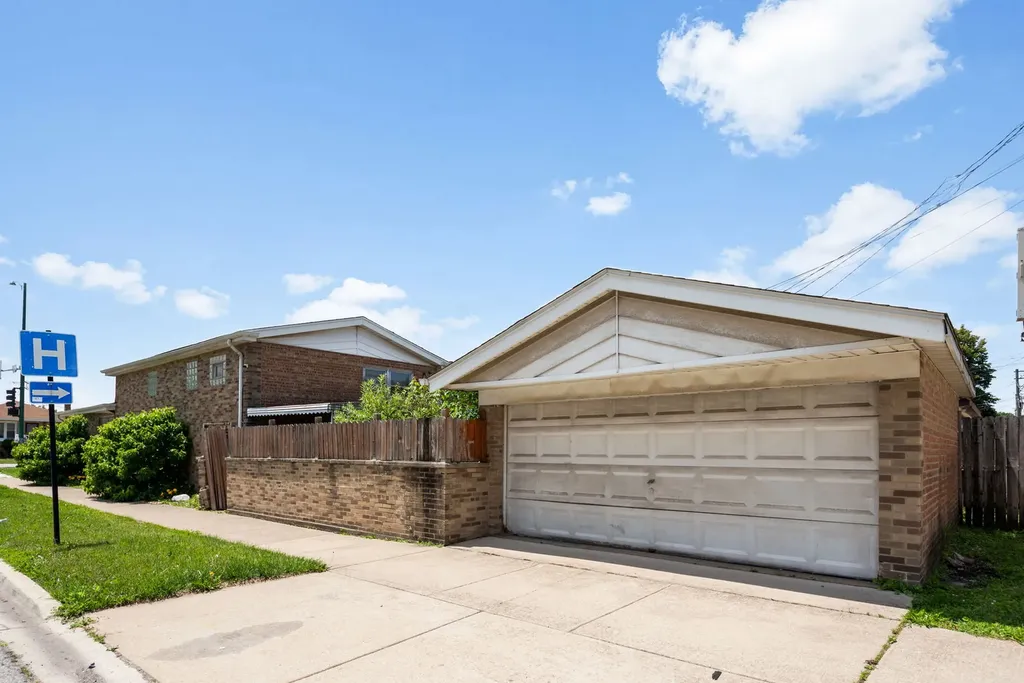 2558 East 93rd Street Chicago IL 60617