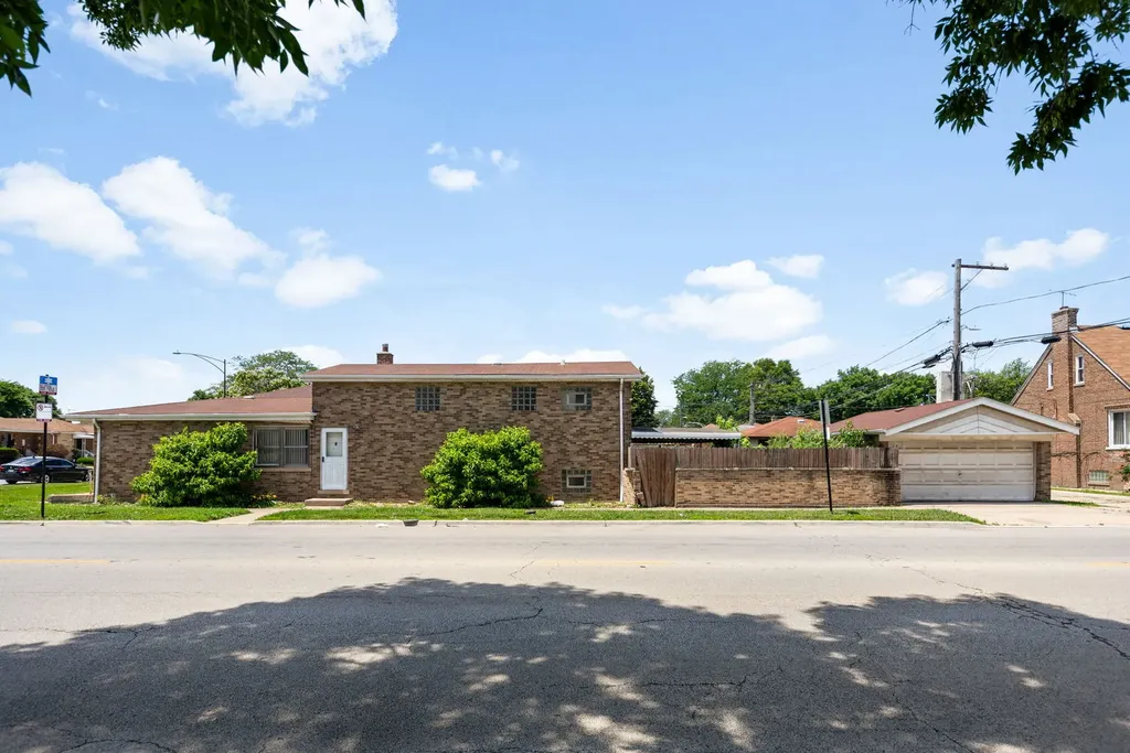 2558 East 93rd Street Chicago IL 60617