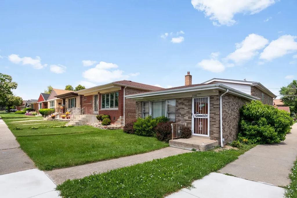 2558 East 93rd Street Chicago IL 60617