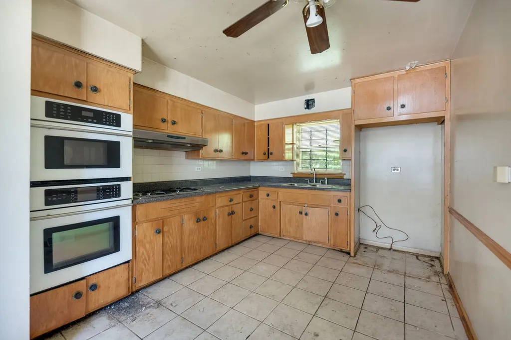 2558 East 93rd Street Chicago IL 60617