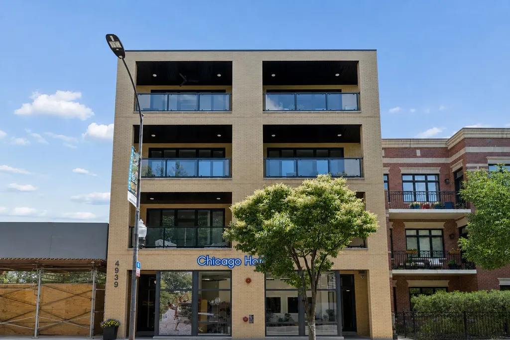 4939 North Damen Avenue Chicago IL 60625