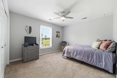 117 Dunham Place Common St. Charles IL 60174