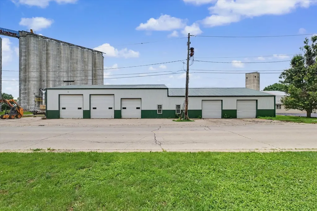809 North Main Street Farmer City IL 61842