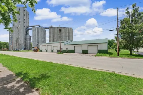 809 North Main Street Farmer City IL 61842