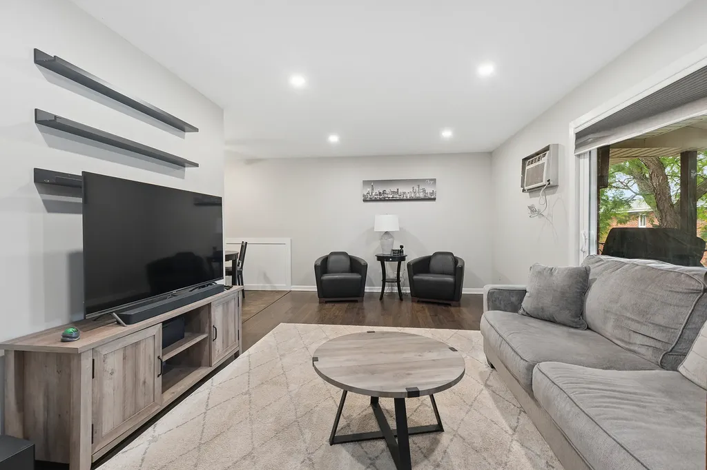 3943 West 104th Street Chicago IL 60655