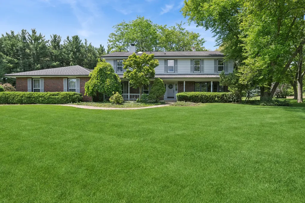 205 Whitaker Court Woodstock IL 60098