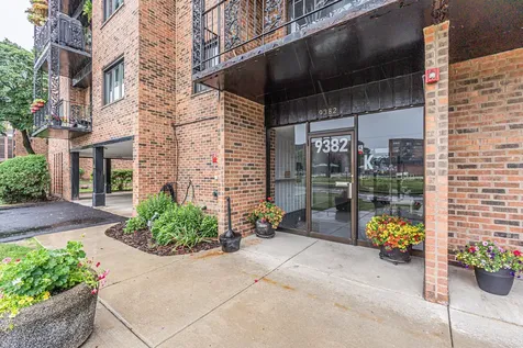 9382 Landings Lane Des Plaines IL 60016