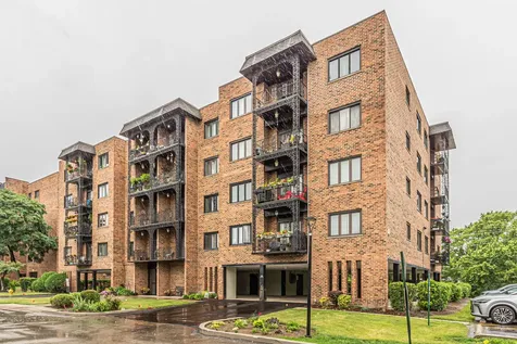 9382 Landings Lane Des Plaines IL 60016