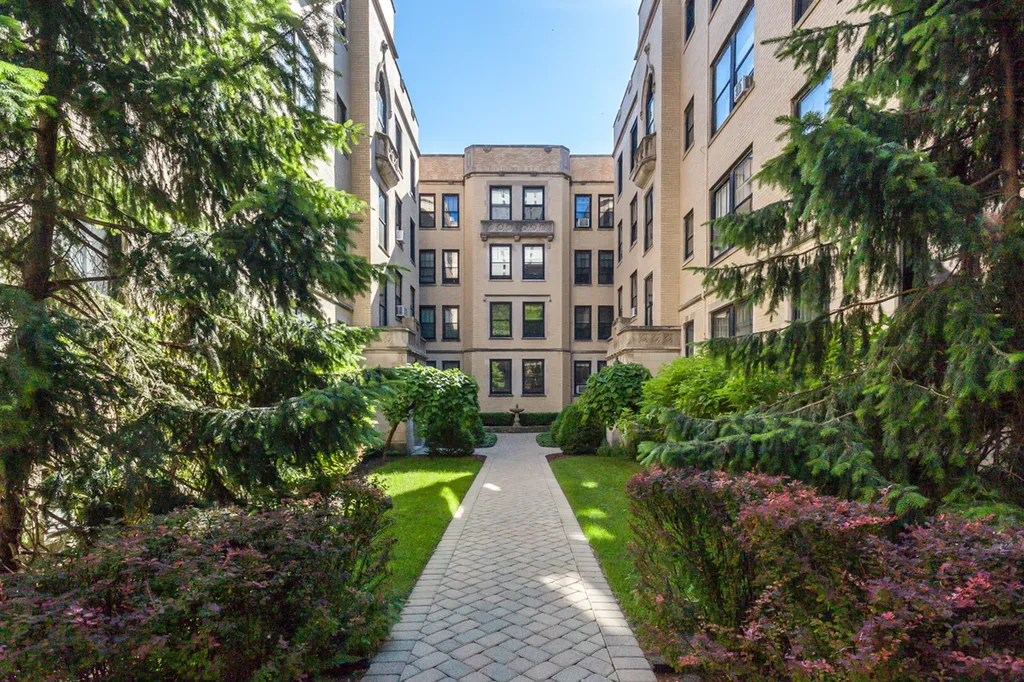 3608 North Pine Grove Avenue Chicago IL 60613
