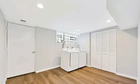 50 East 37th Street E Chicago IL 60653