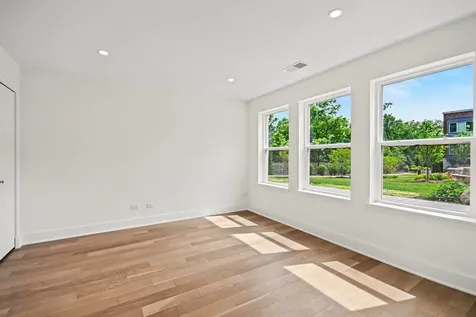 1215 Gateway Court Northbrook IL 60062