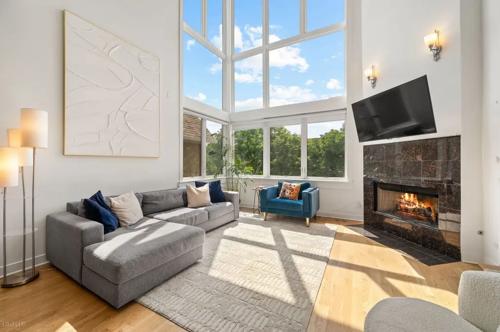 2047 North Leavitt Street Chicago IL 60647