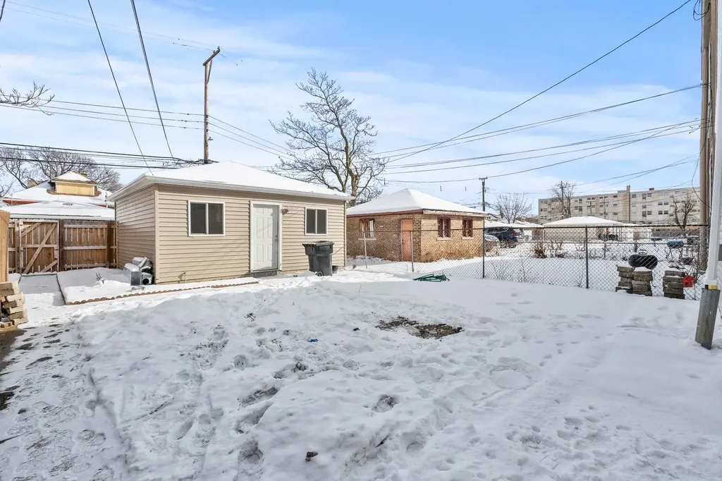 7811 South Honore Street Chicago IL 60620