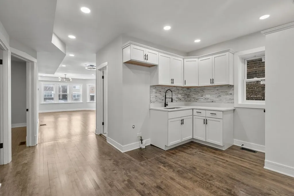 7811 South Honore Street Chicago IL 60620