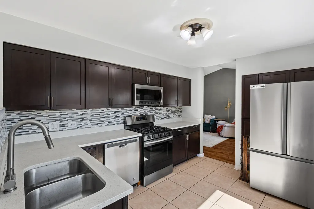 454 Danbury Drive Carol Stream IL 60188