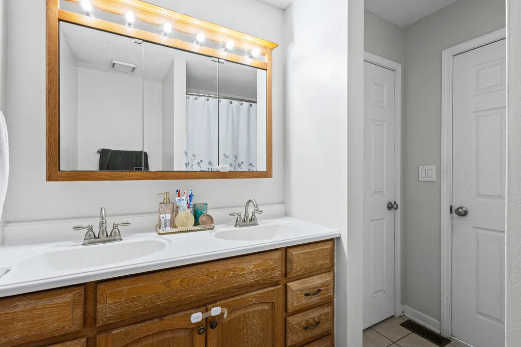 454 Danbury Drive Carol Stream IL 60188