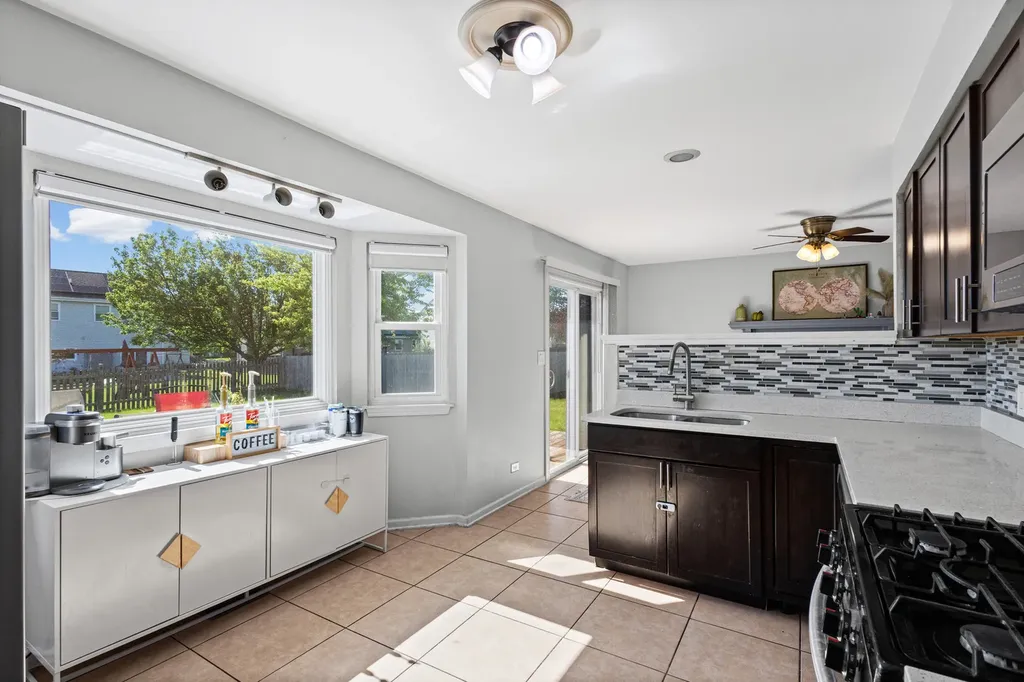 454 Danbury Drive Carol Stream IL 60188