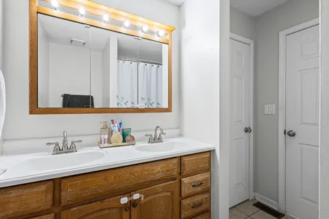 454 Danbury Drive Carol Stream IL 60188