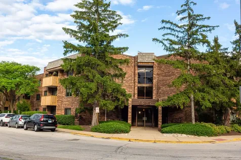 925 Spring Hill Drive Northbrook IL 60062